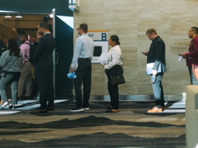 美國上星期新申領失業救濟人數急增至23.6萬人，超出預期，創3個月以來最多。（法新社資料圖片）