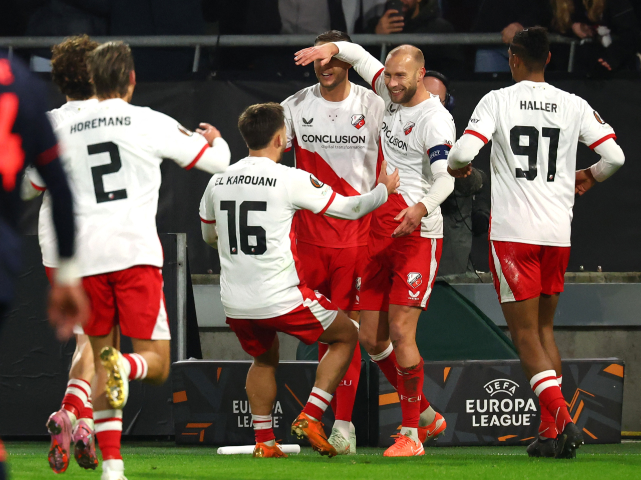 諾定咸森林的球員在勝出後慶祝。（路透社）