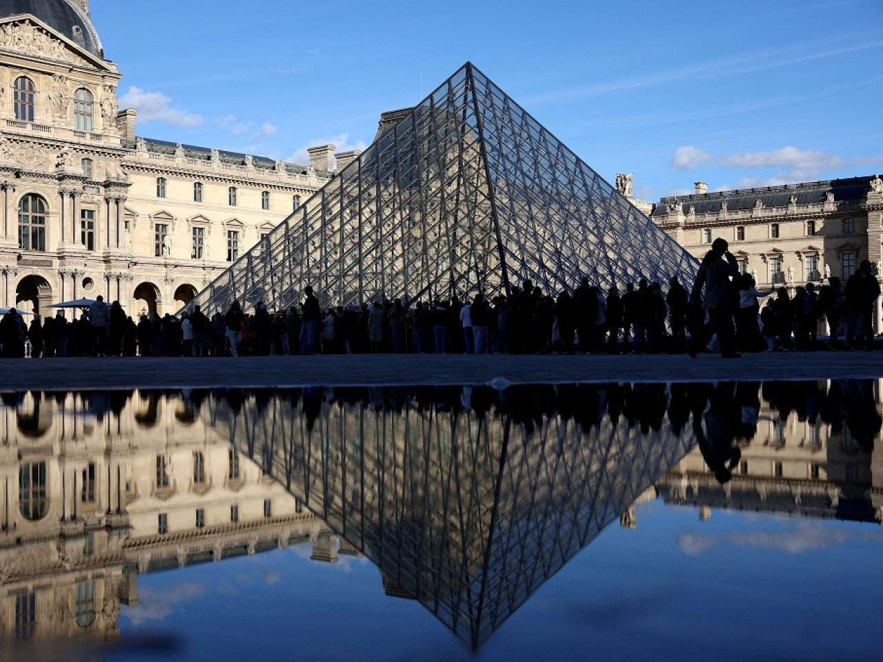 羅浮宮博物館深受遊客歡迎，但管理及安保漏洞引發疑慮。（路透社資料圖片）