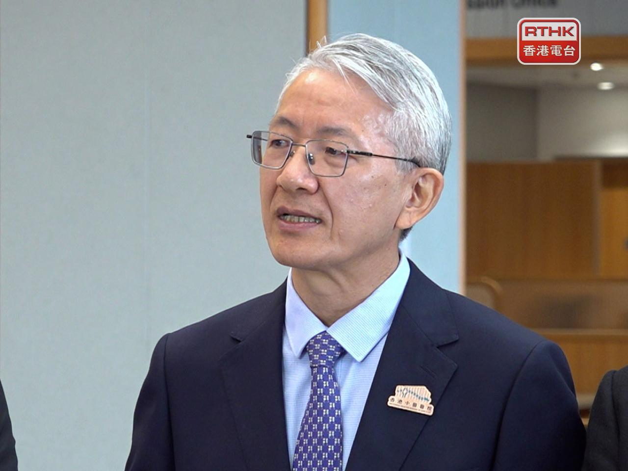 卞兆祥指院方會密切留意各部門能否負荷到，亦會收集病人及員工意見，每日以內部交流的方法處理。（港台圖片）