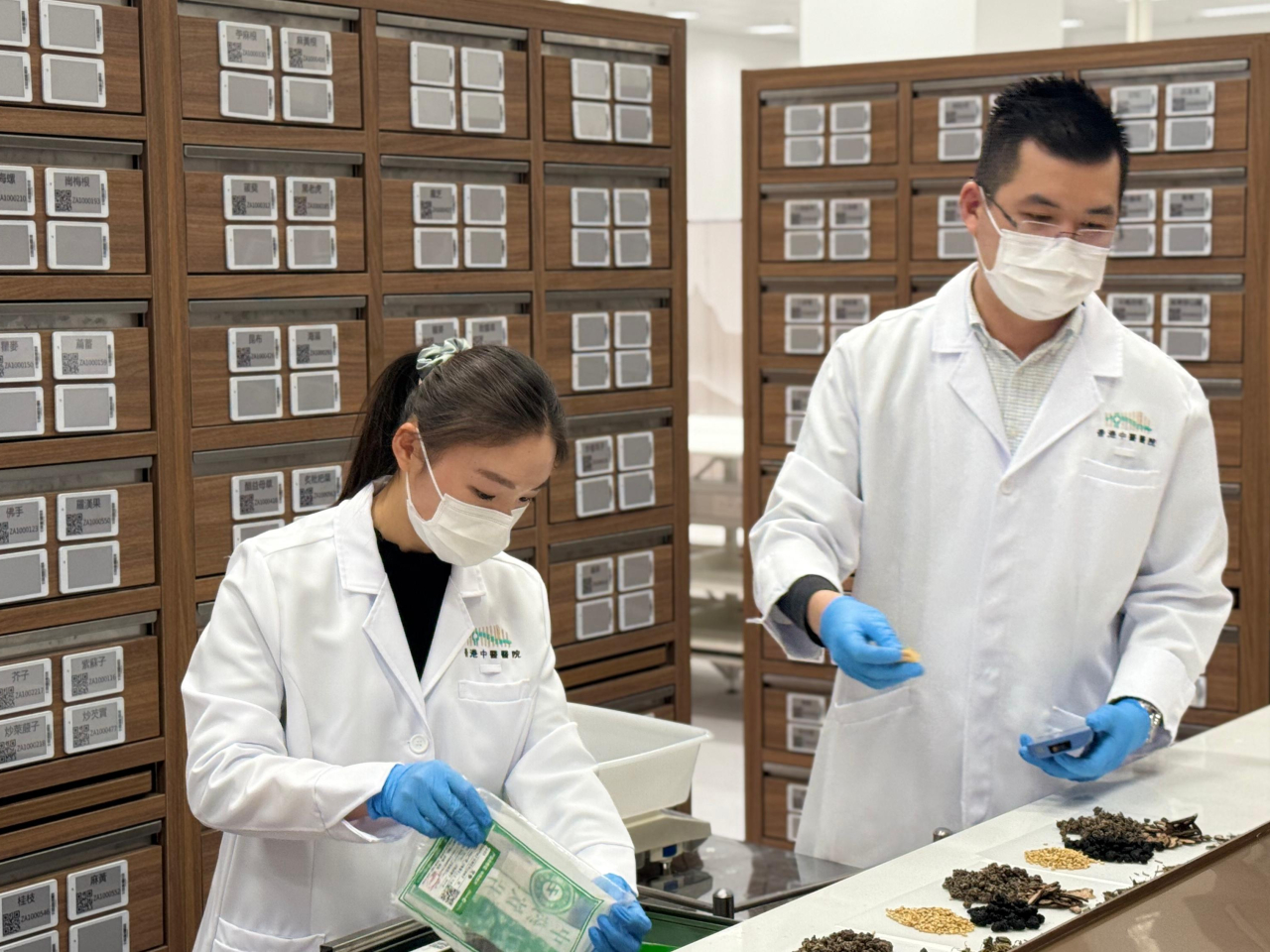 卞兆祥解釋在配藥過程中，中醫師處方藥物後，藥房要核實處方，配藥後要交由另一員工核對。（港台圖片）.