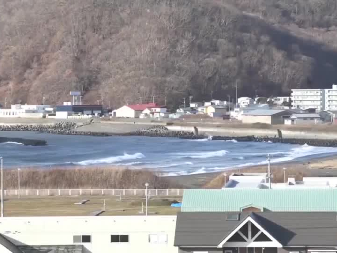 日本氣象廳一度發出「海嘯注意」預警，到下午解除。(路透社)