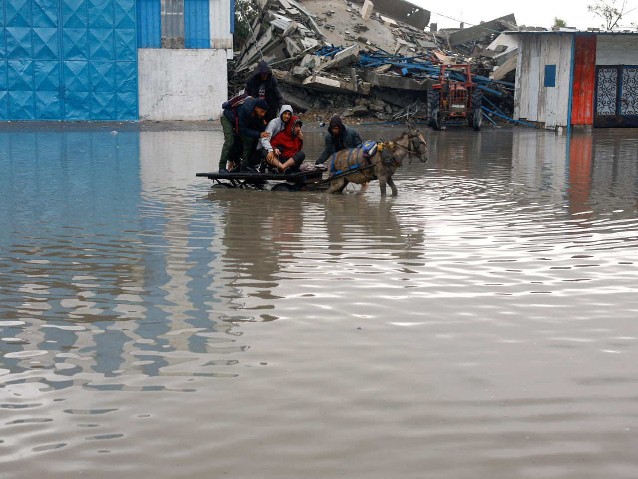 加沙城一條街道被洪水淹沒。（路透社）