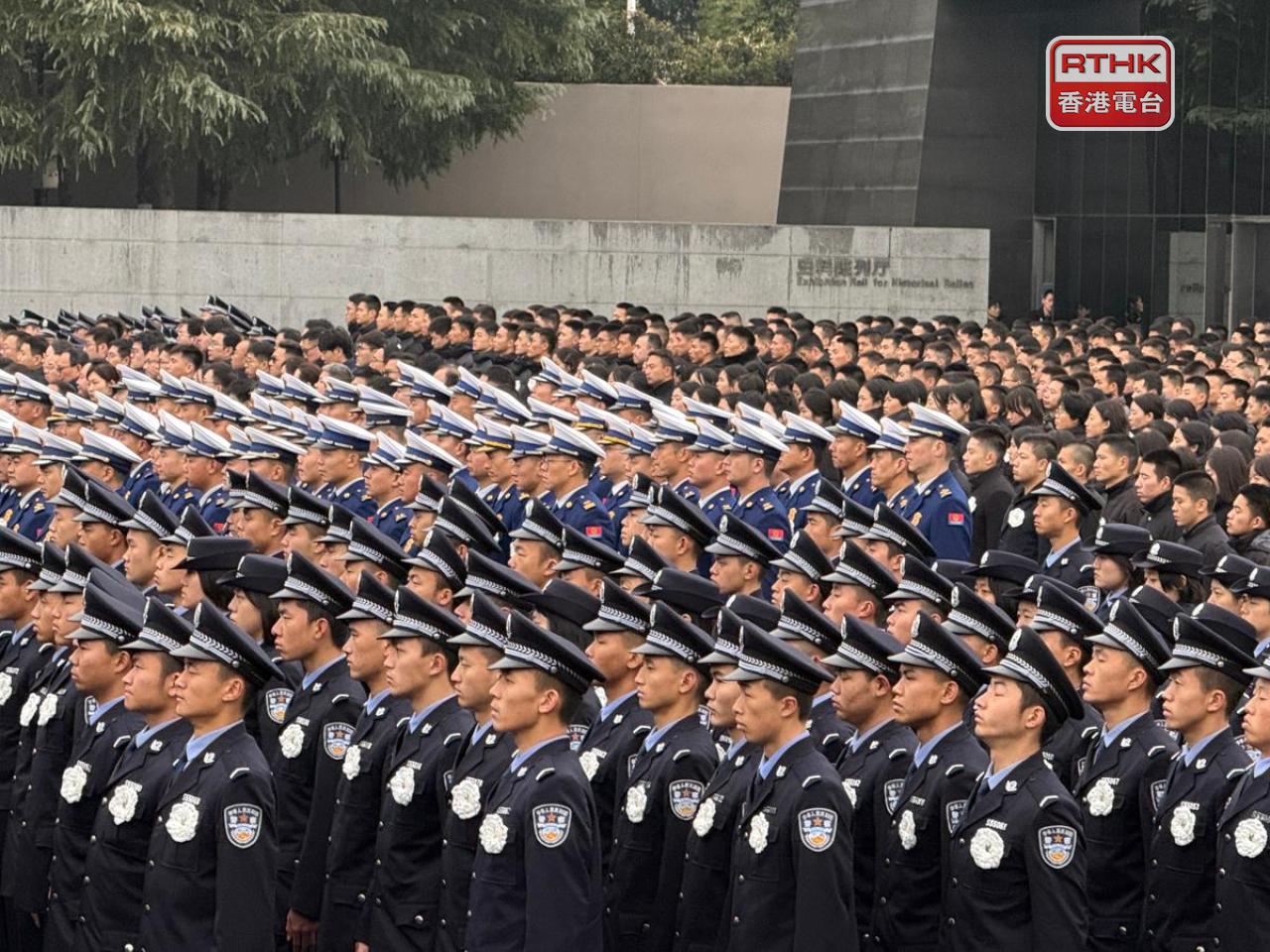 今日是南京大屠殺88周年，在南京市侵華日軍南京大屠殺遇難同胞紀念館外，大批警察與出席者參與公祭儀式。（任浩鋒攝)