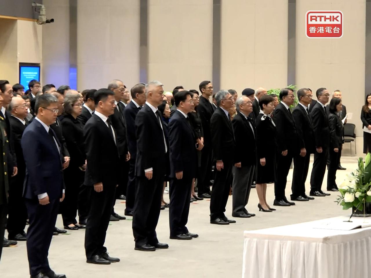 出席人士包括中聯辦主任周霽、前行政長官曾蔭權及林鄭月娥、多名特區政府主要官員、行政會議成員及學生代表等人士。（廖漢榮攝）