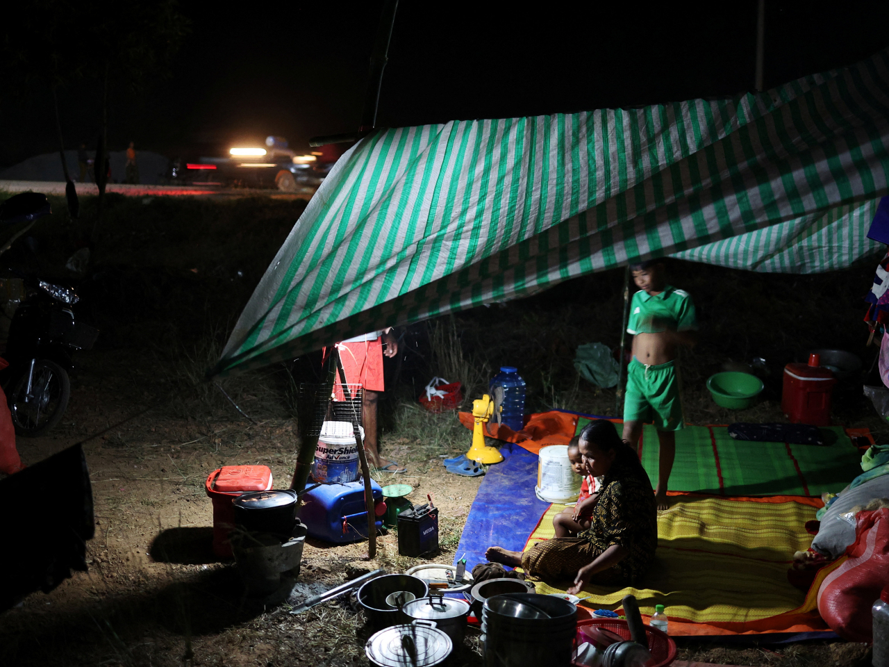 在柬埔寨邊境附近地區，有民眾撤離到臨時住所。（路透社）