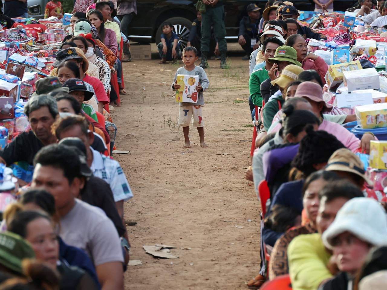 Cambodians wait to collect more supplies at Batthkav refugee camp in Oddar Meanchey province amid the border clashes. Photo: Reuters