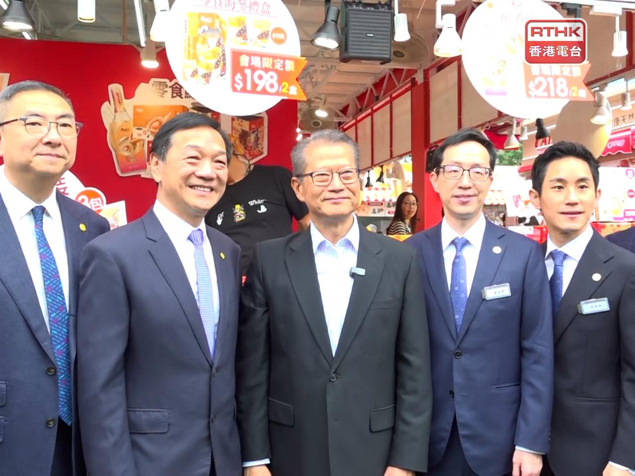 陳茂波（中）中午到場參觀多個攤位，並購買多款產品，消費約4200元。（陳韋丞攝）