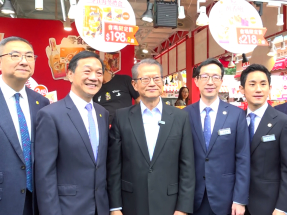 陳茂波到訪工展會　光顧攤檔與市民握手