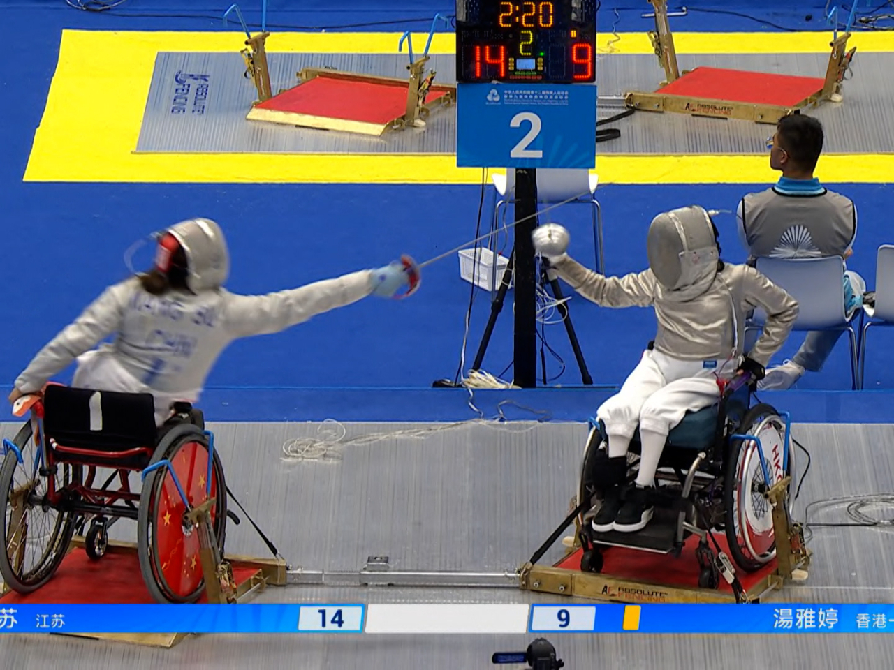 湯雅婷（右）在女子個人佩劍B級賽八強止步。