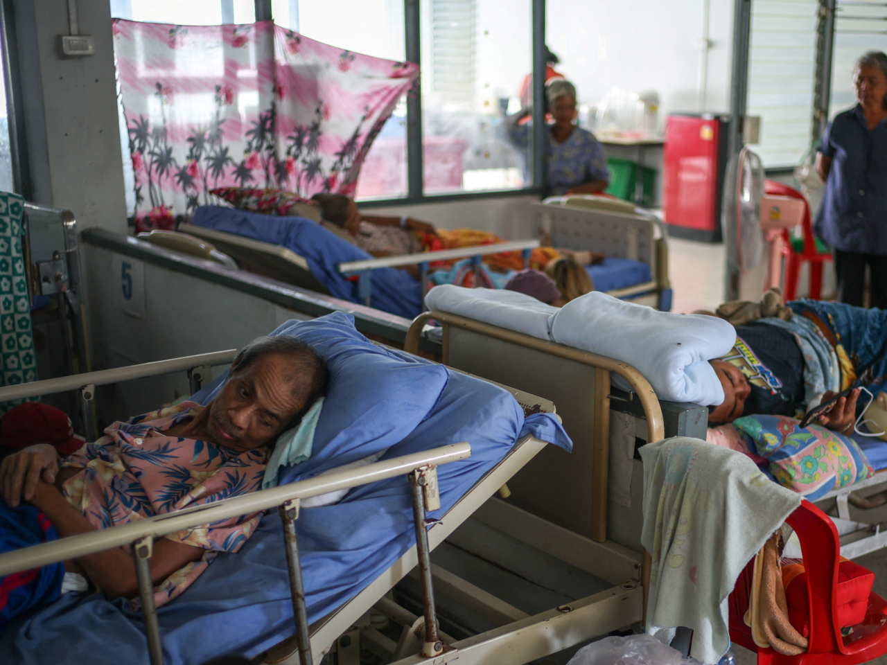 受衝突影響，泰國四色菊府有居民流離失所，在一所改建為臨時避難所的醫院暫避。（路透社）