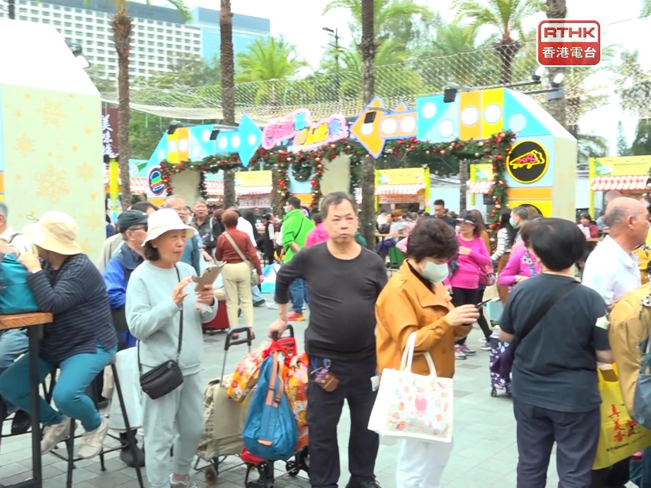 為期24日的工展會在維園揭幕，有市民提早到場排隊，成功搶購。（陳韋丞攝）