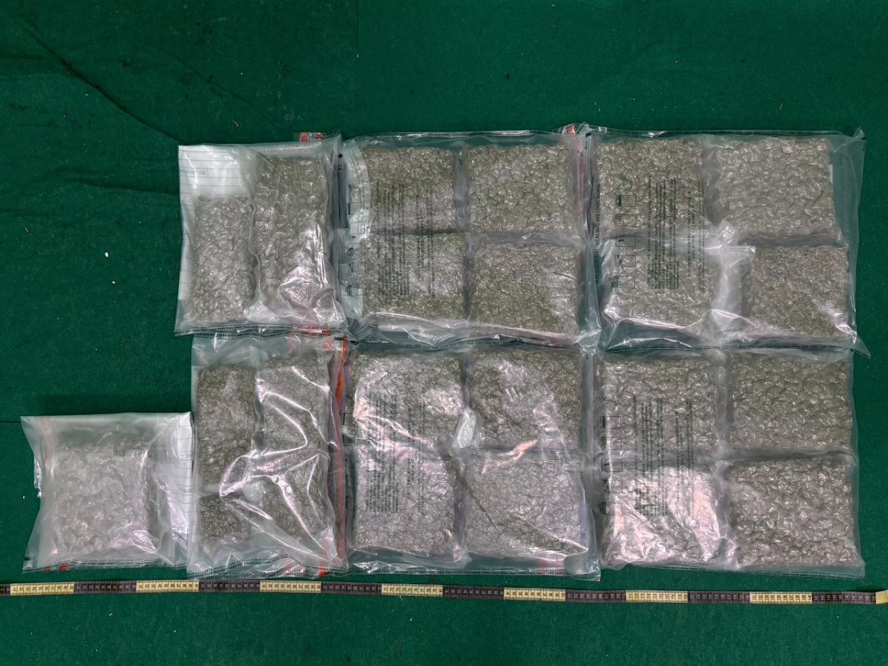 海關檢獲約11公斤懷疑大麻花，估計市值約220萬元。（政府新聞處）