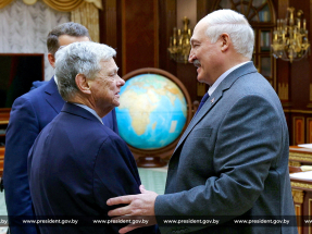 科爾(左)在明斯克與盧卡辛科會談。(路透社)