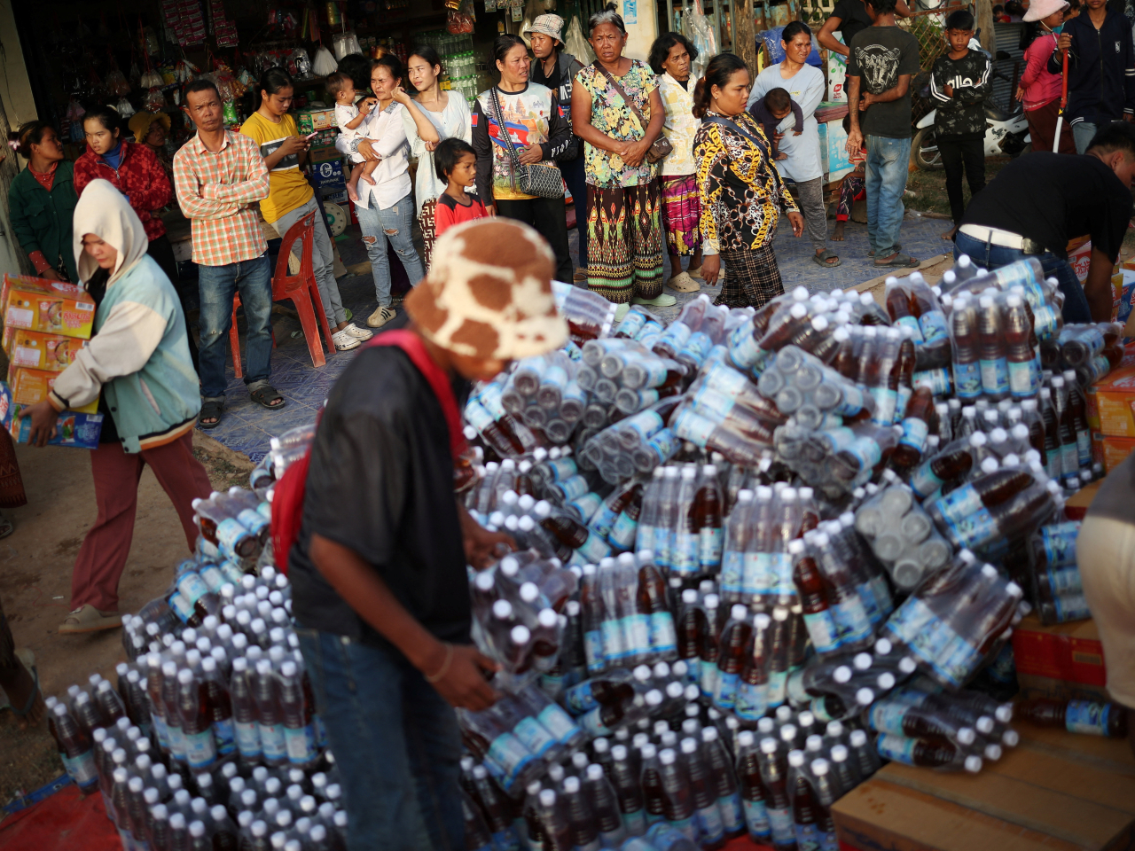 有柬埔寨民眾在避難設施等候分發物資。（路透社）