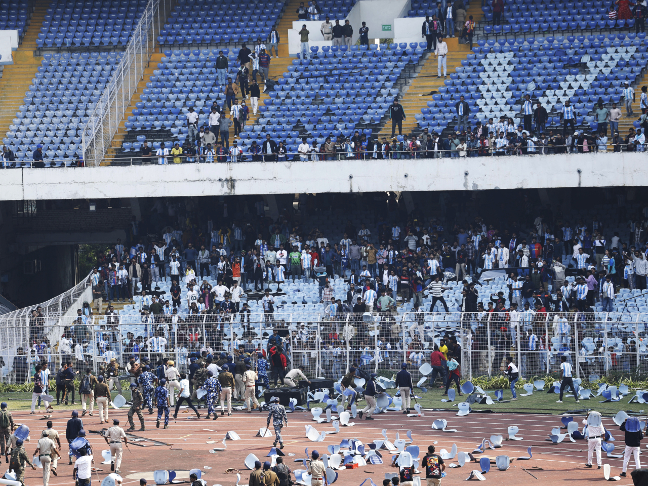 憤怒的球迷毀壞座椅，並向球場投擲物品。（路透社）