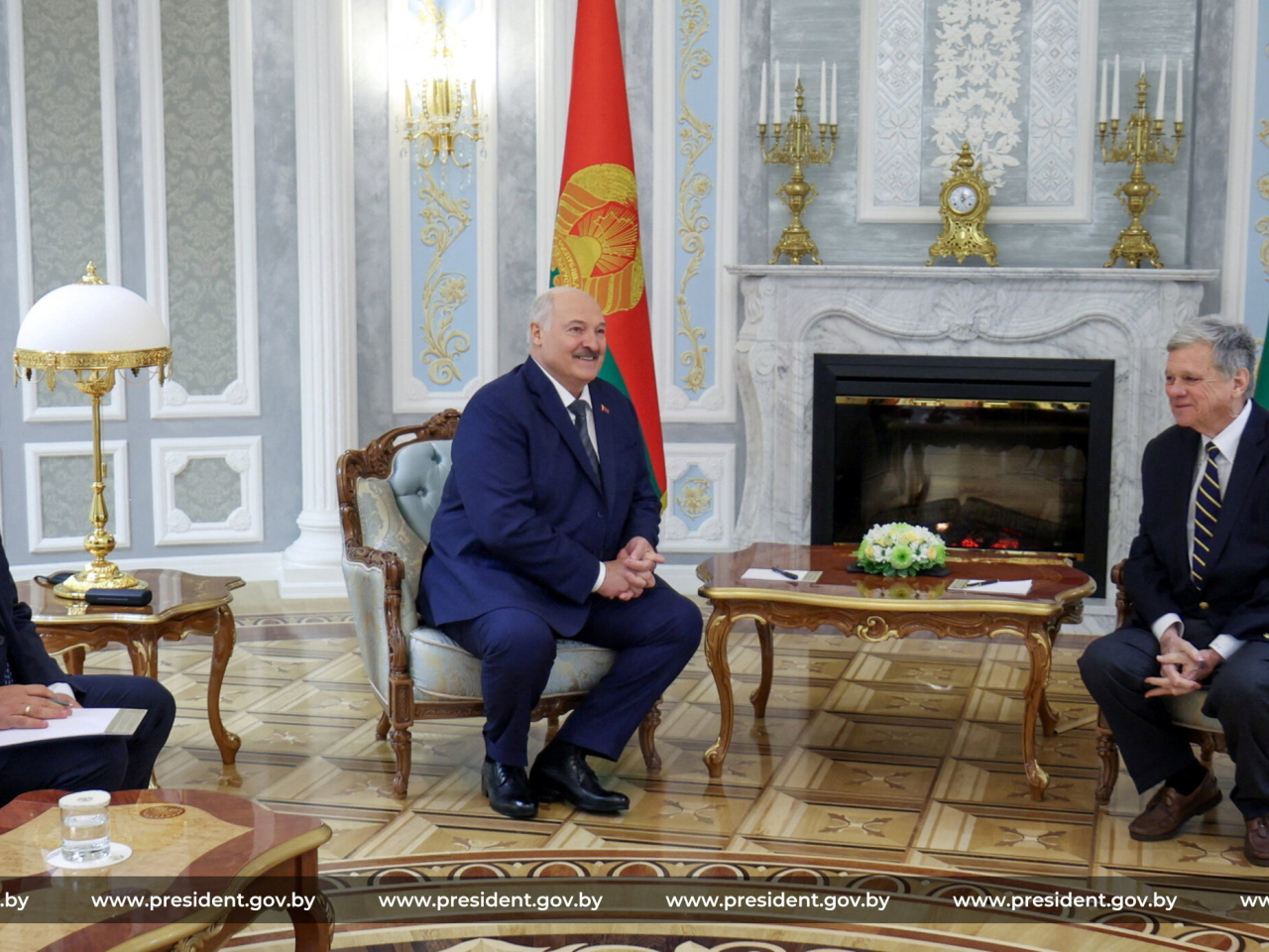 美國總統白俄羅斯問題特使科爾(右)與白俄羅斯總統盧卡申科會晤。(路透社)