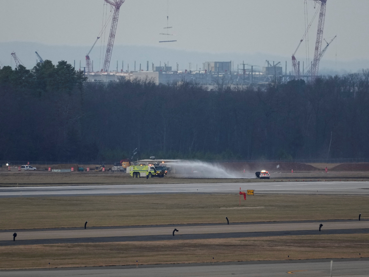 客機起飛時引燃了跑道附近一些灌木叢，救援車輛到場撲滅。 （路透社）