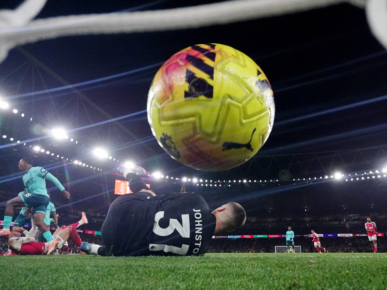 莫斯基拉擺烏龍，令兵工廠以2:1取勝。（路透社）