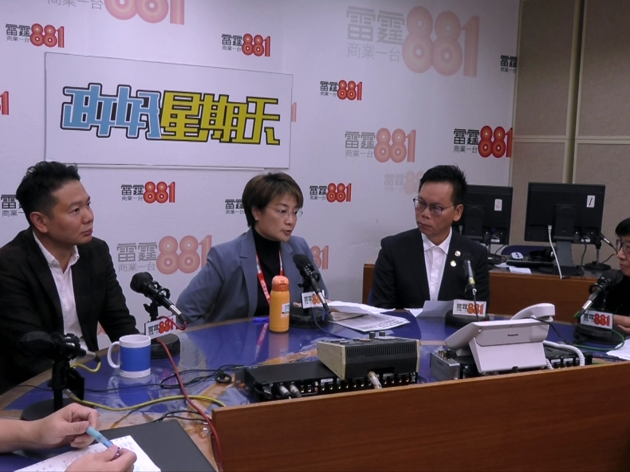 卜國明（右二）與方國珊（左二）和周浩鼎（左一）出席電台節目討論樓宇大維修事宜。（商台提供）
