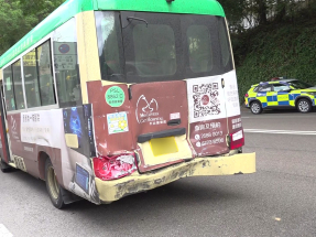 其中一輛涉事小巴的車尾被撞凹。（陳裕行攝）