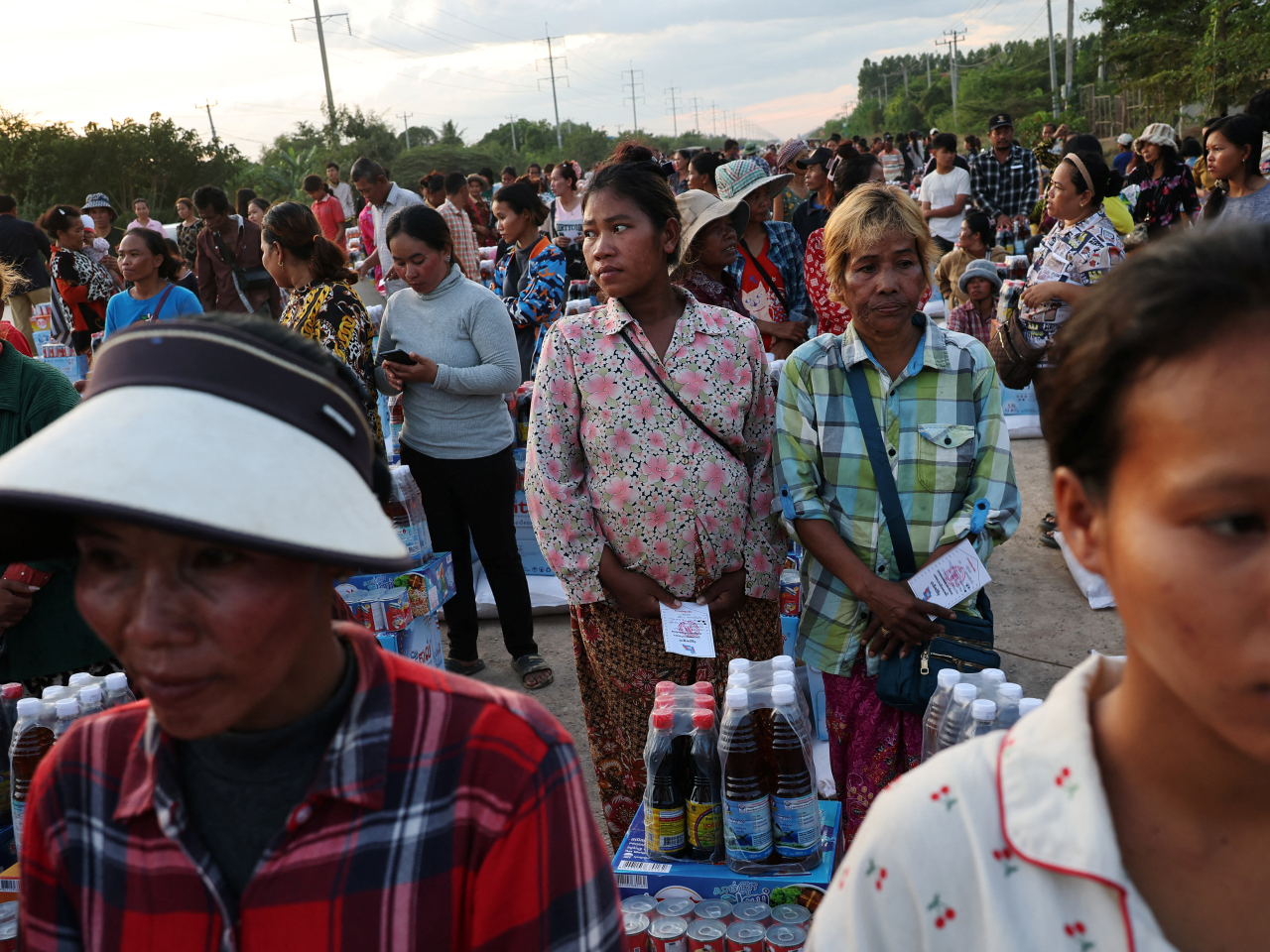 在泰柬邊境附近，有住在難民營的民眾等待領取援助物資。（路透社）