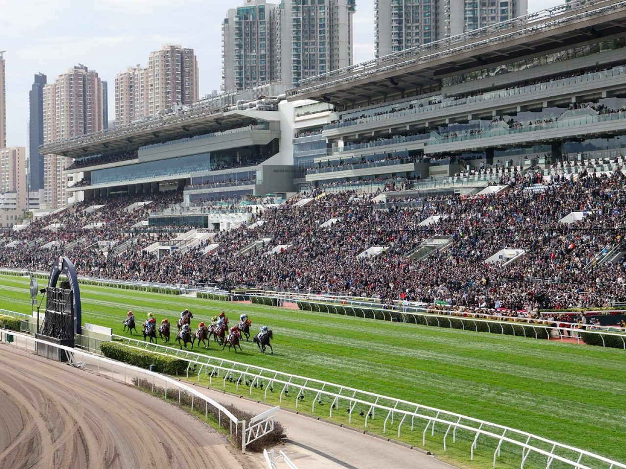 浪琴香港國際賽事日是旗艦級草地錦標大賽日，吸引大批海外及本地馬迷入場觀賽。（馬會提供）