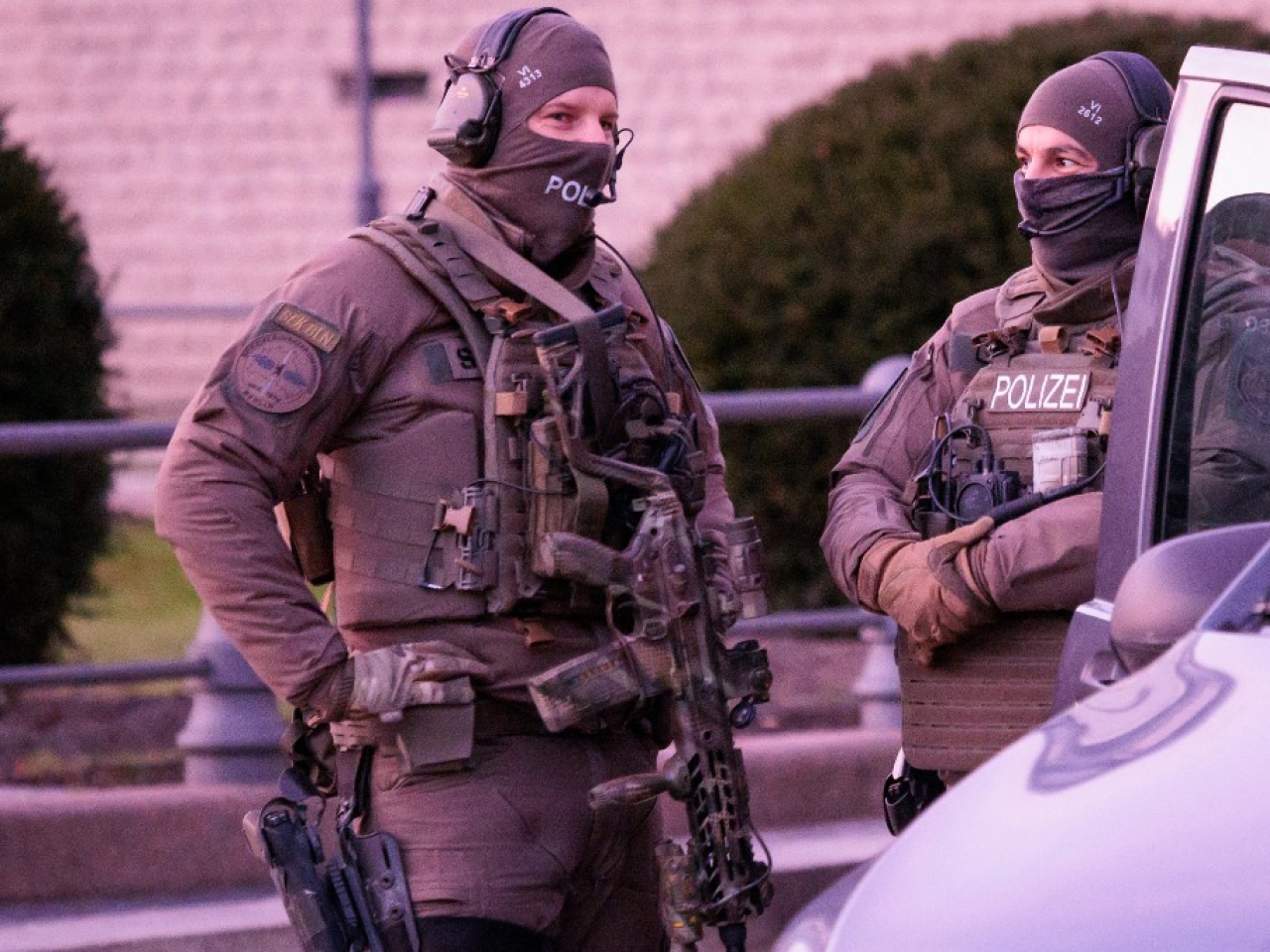 柏林警方在勃蘭登堡門附近加派人手戒備。（路透社）