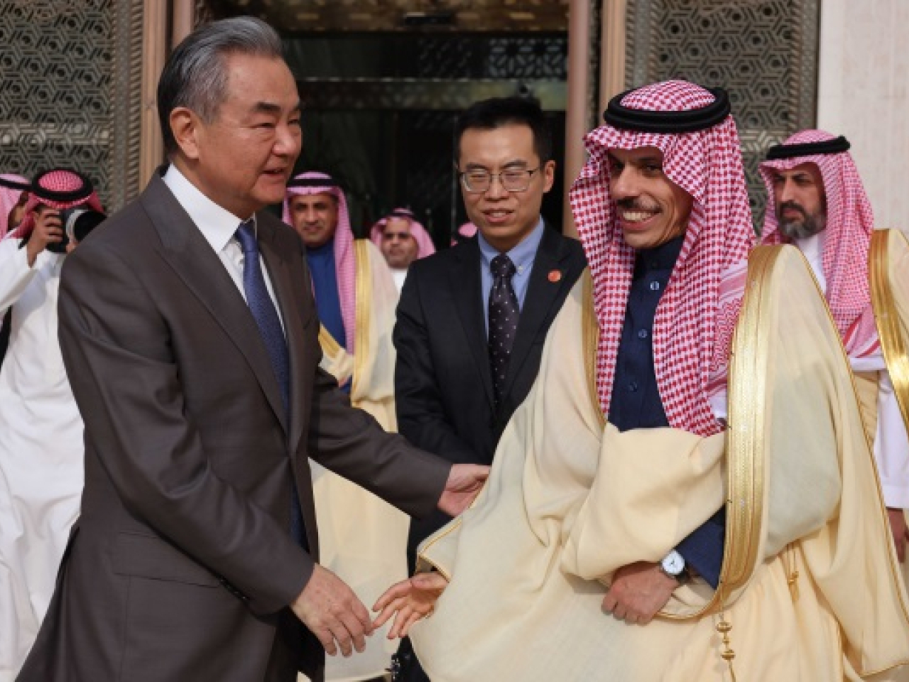 王毅訪問沙特阿拉伯，與沙特外交大臣費薩爾會談。（外交部網站圖片）