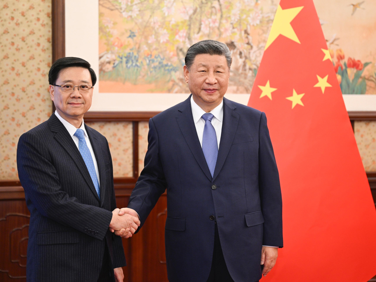 李家超去年十二月亦在北京向國家主席習近平述職。（政府新聞處圖片）