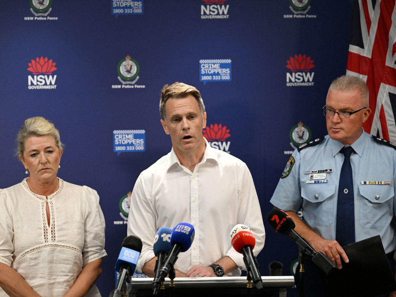 官員交代案件調查工作。（路透社）