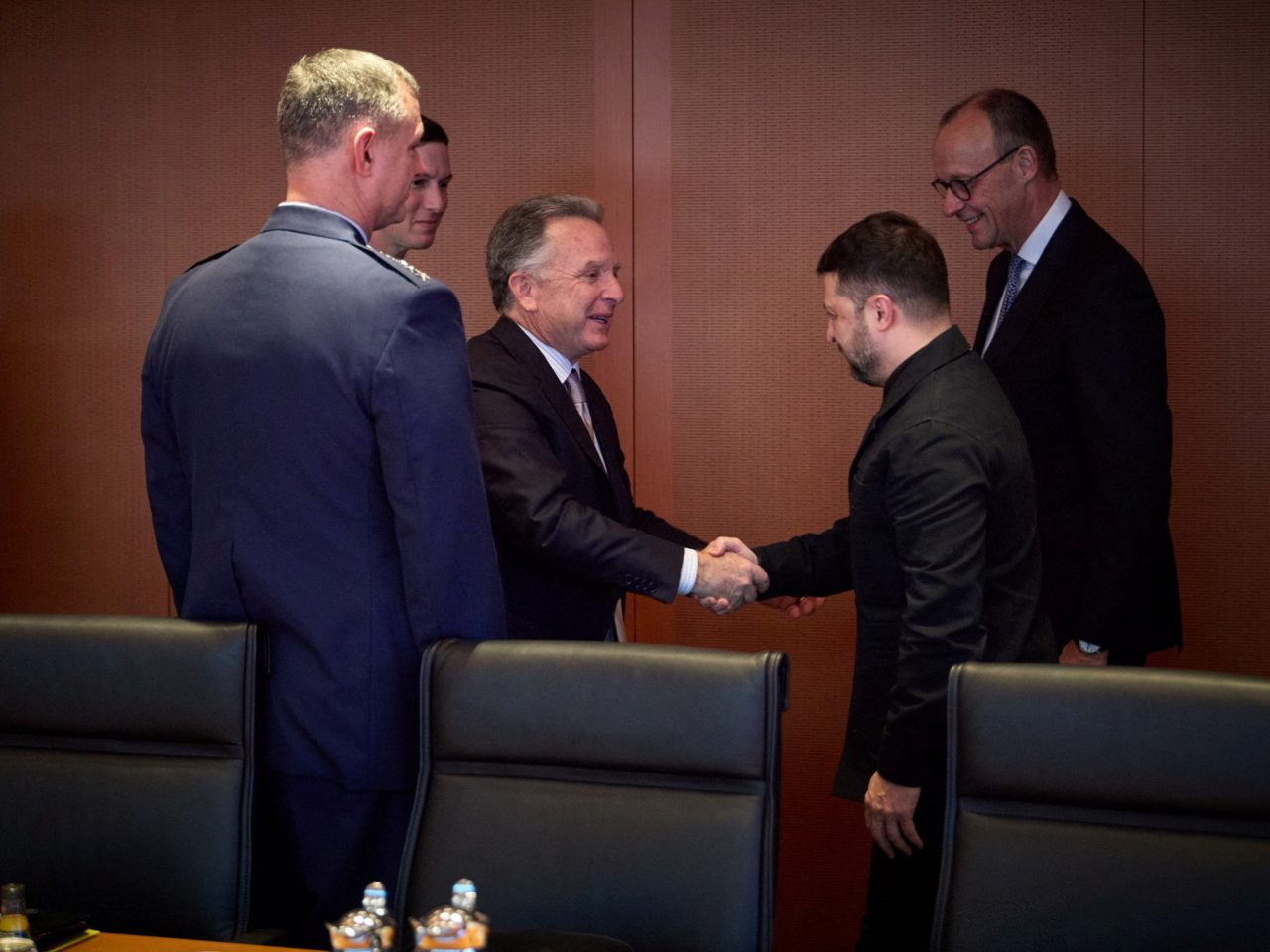 澤連斯基與美國中東問題特使威特科夫握手。（路透社）