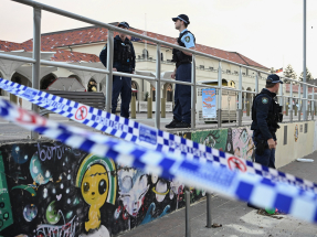 Police officers stand guard following the attack on a Jewish holiday celebration at Sydney&#039;s Bondi Beach, in Sydney, Australia. Photo: Reuters