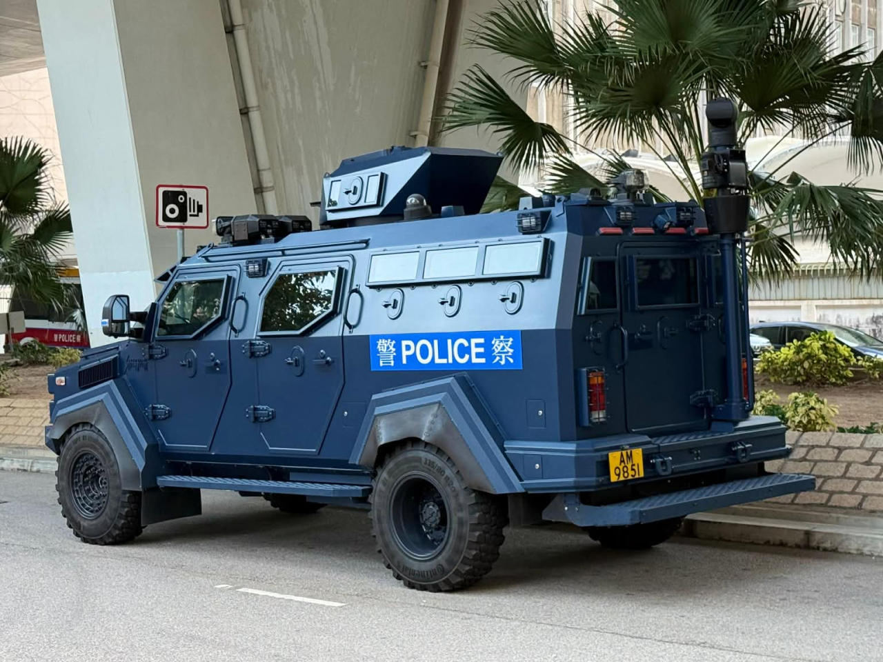 法院大樓外保安明顯加強。（盧紫菁攝）