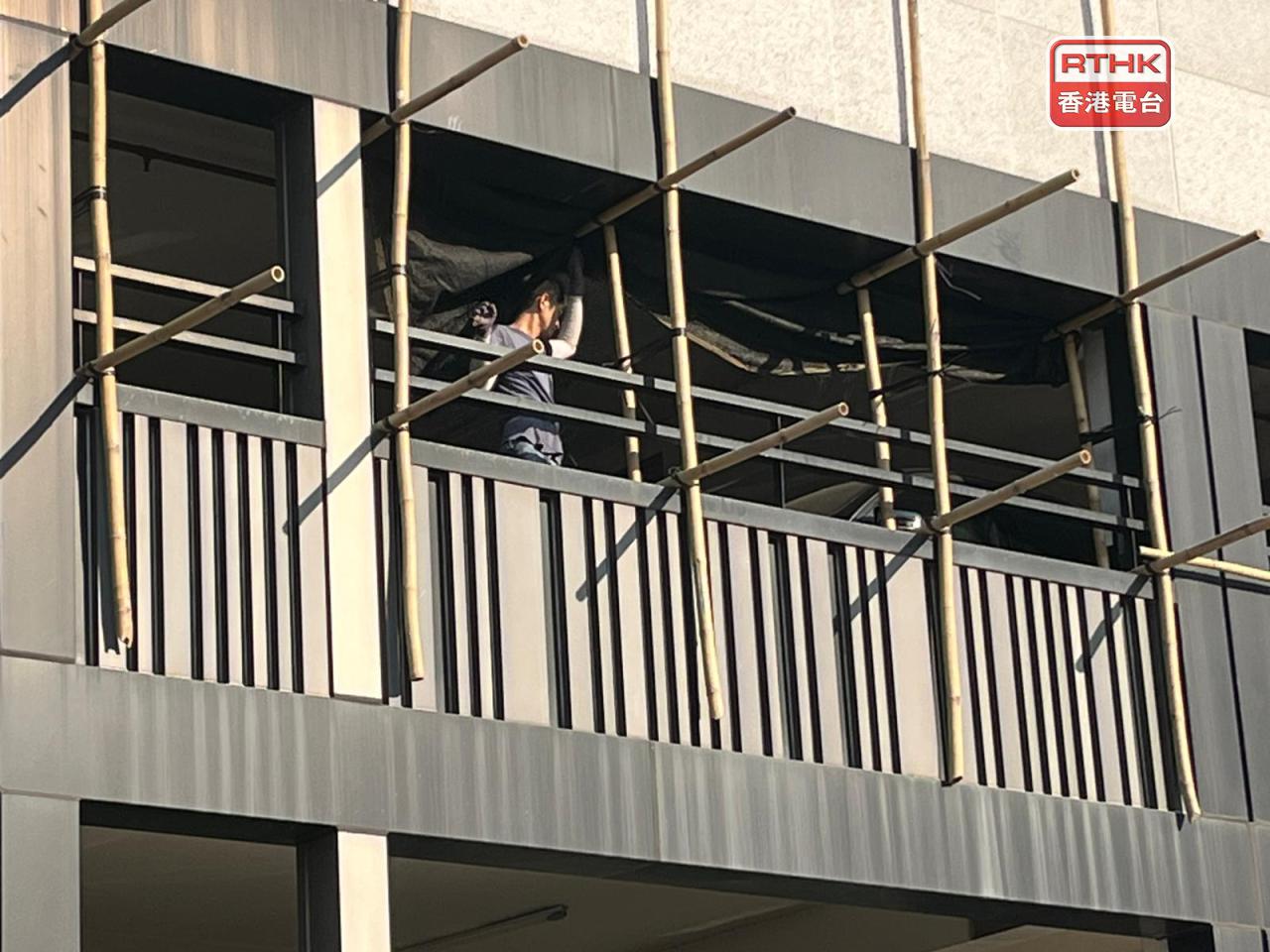 澳門有部份私人維修工程，已自行拆除棚網等待當局巡查合格後再裝上。（鄭月明攝）