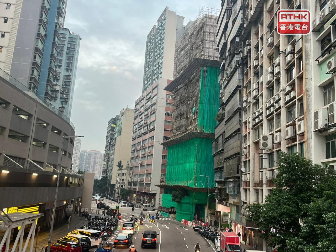 澳門樓宇密度比香港貼近，趙德兆話一般棚網工程都會分段進行以減少意外。（鄭月明攝）