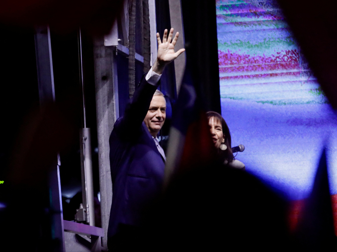 卡斯特向支持者揮手。（路透社）