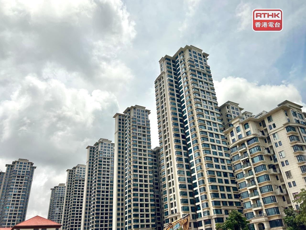 路透根據國家統計局數據測算，內地70大中城市上月新建商品住宅價格按年跌2.4%，按月跌0.4%。（港台圖片）