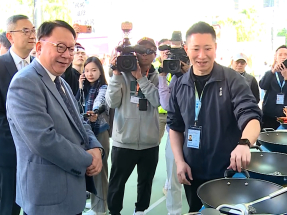 陳國基參觀工展會與展商交流試食　廠商會稱入場人士絡繹不絕