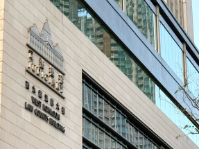 法庭頒布長達855頁的判詞。（盧紫菁攝）