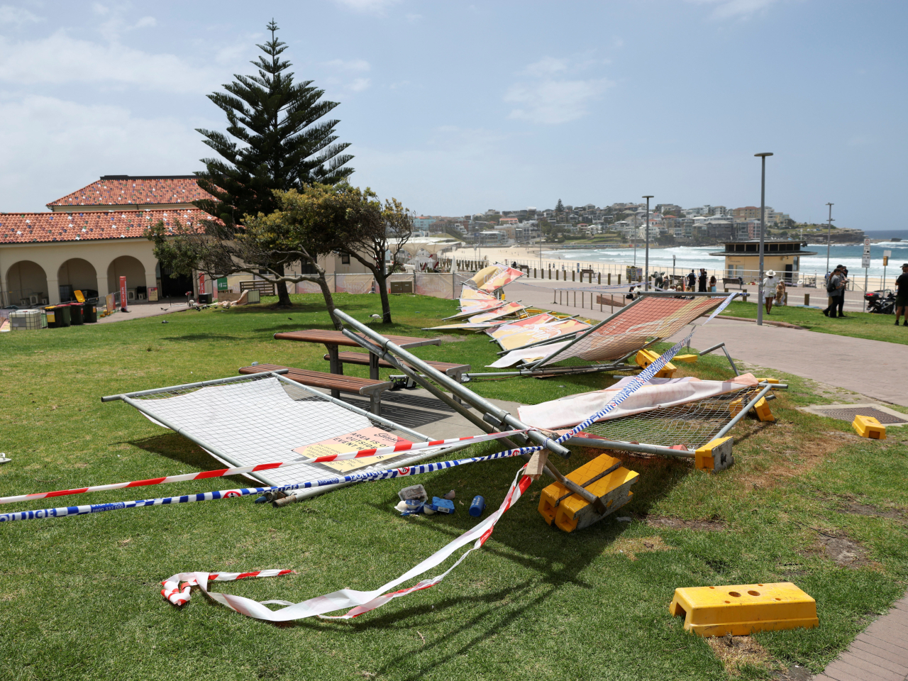 在悉尼邦迪海灘附近，警方繼續在事發區域拉起封鎖線。（路透社）