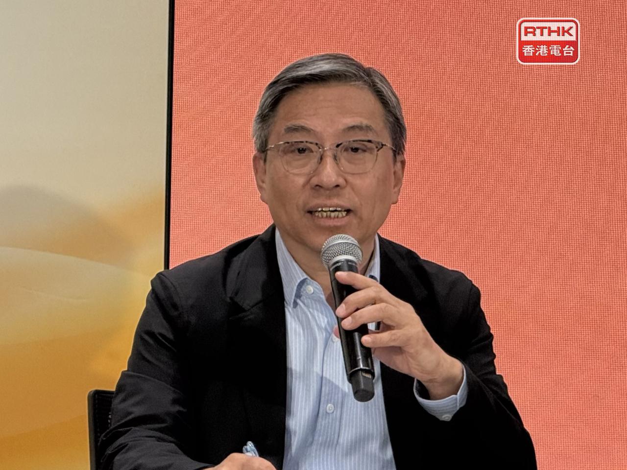 呂志堅稱查詢及投訴大多因不適應，承辦商過去半年已增加客戶服務人手一倍以上。（趙嘉駿攝）