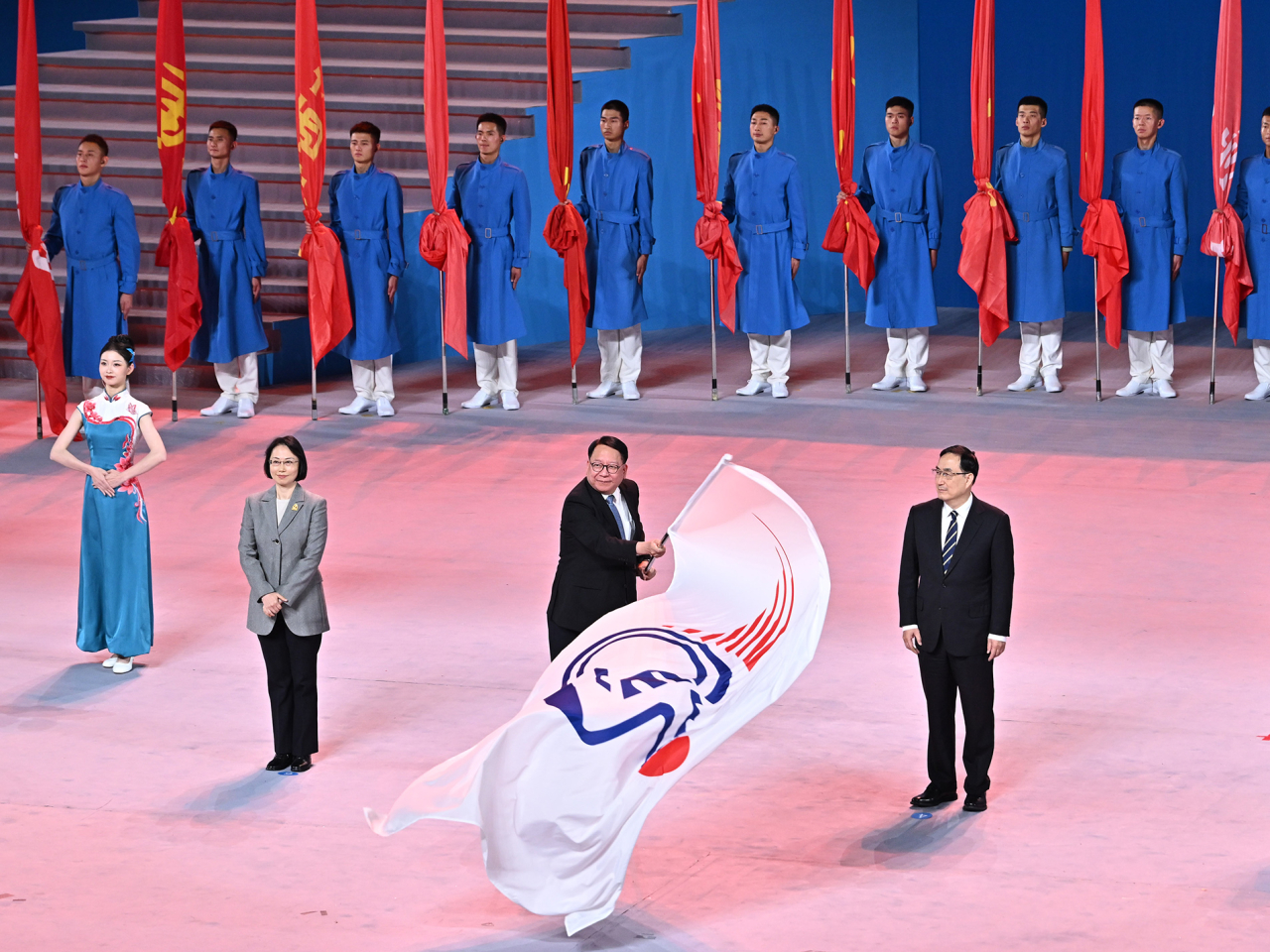 陳國基（前排中）參與會旗交接儀式。（政府新聞處）