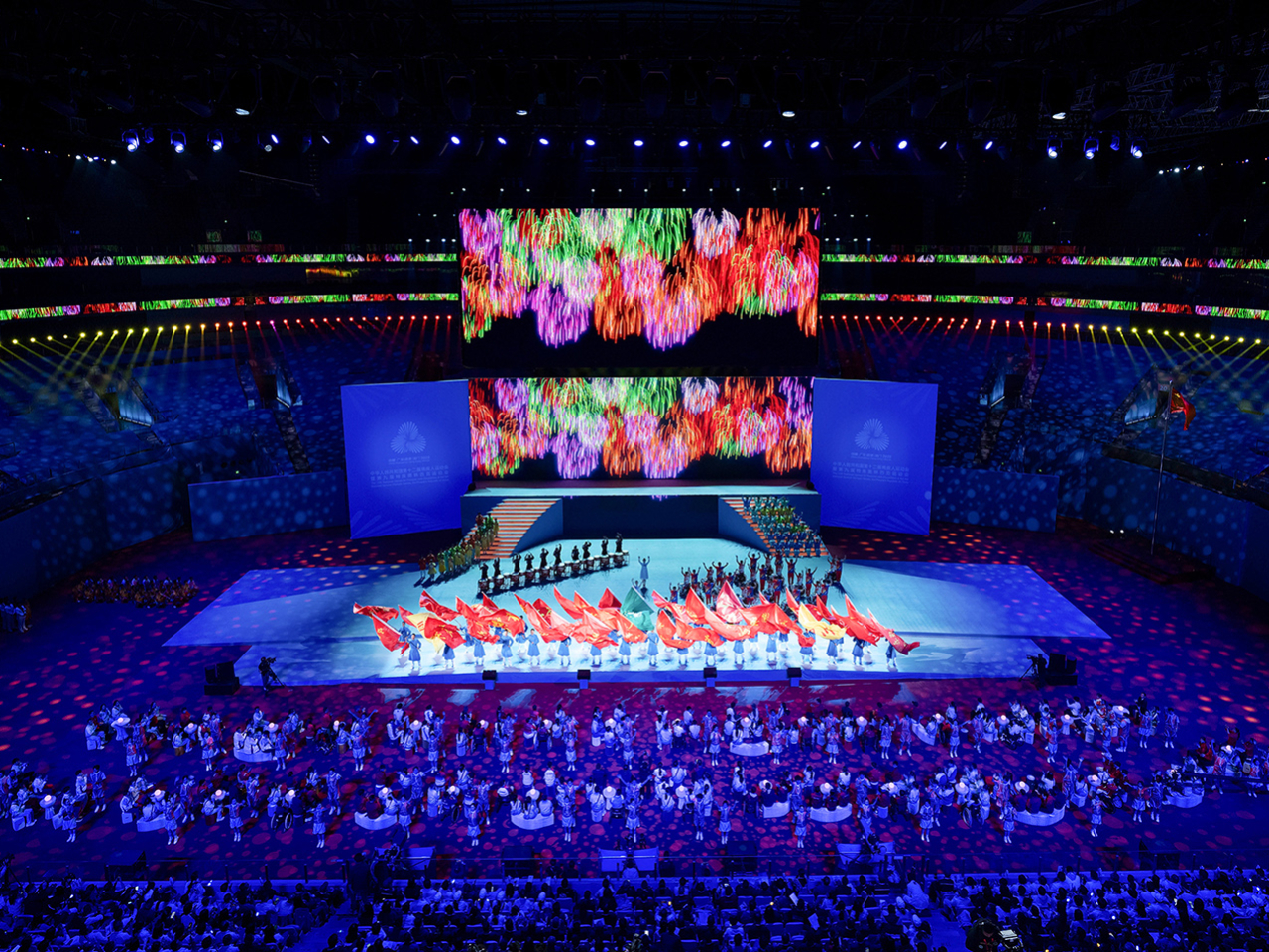 閉幕活動展示包括香港和澳門的區旗。（政府新聞處）