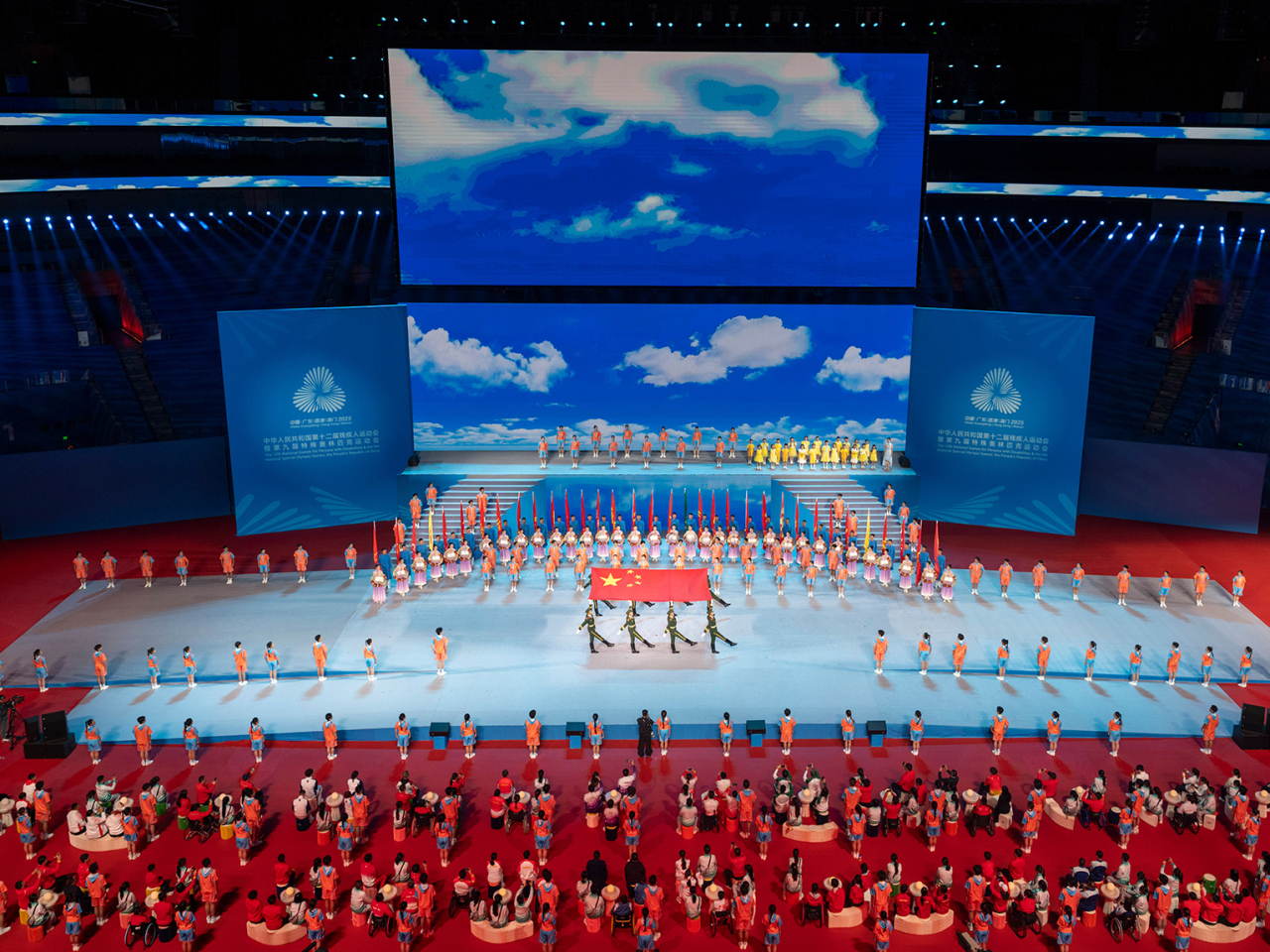 閉幕活動現場包括迎國旗入場環節。（新華社）