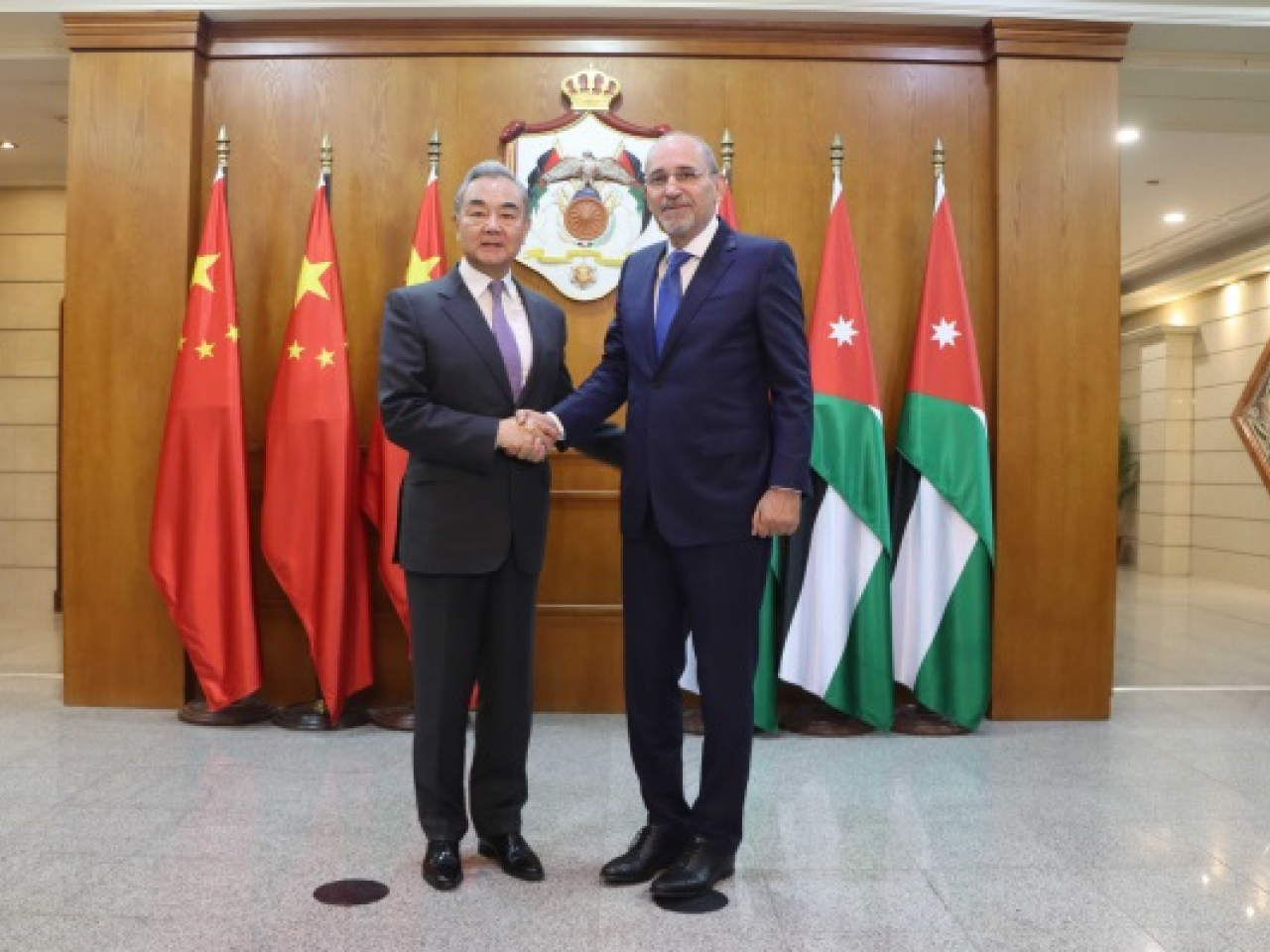 王毅在安曼與約旦副首相兼外交大臣薩法迪舉行會談。（外交部網頁圖片）