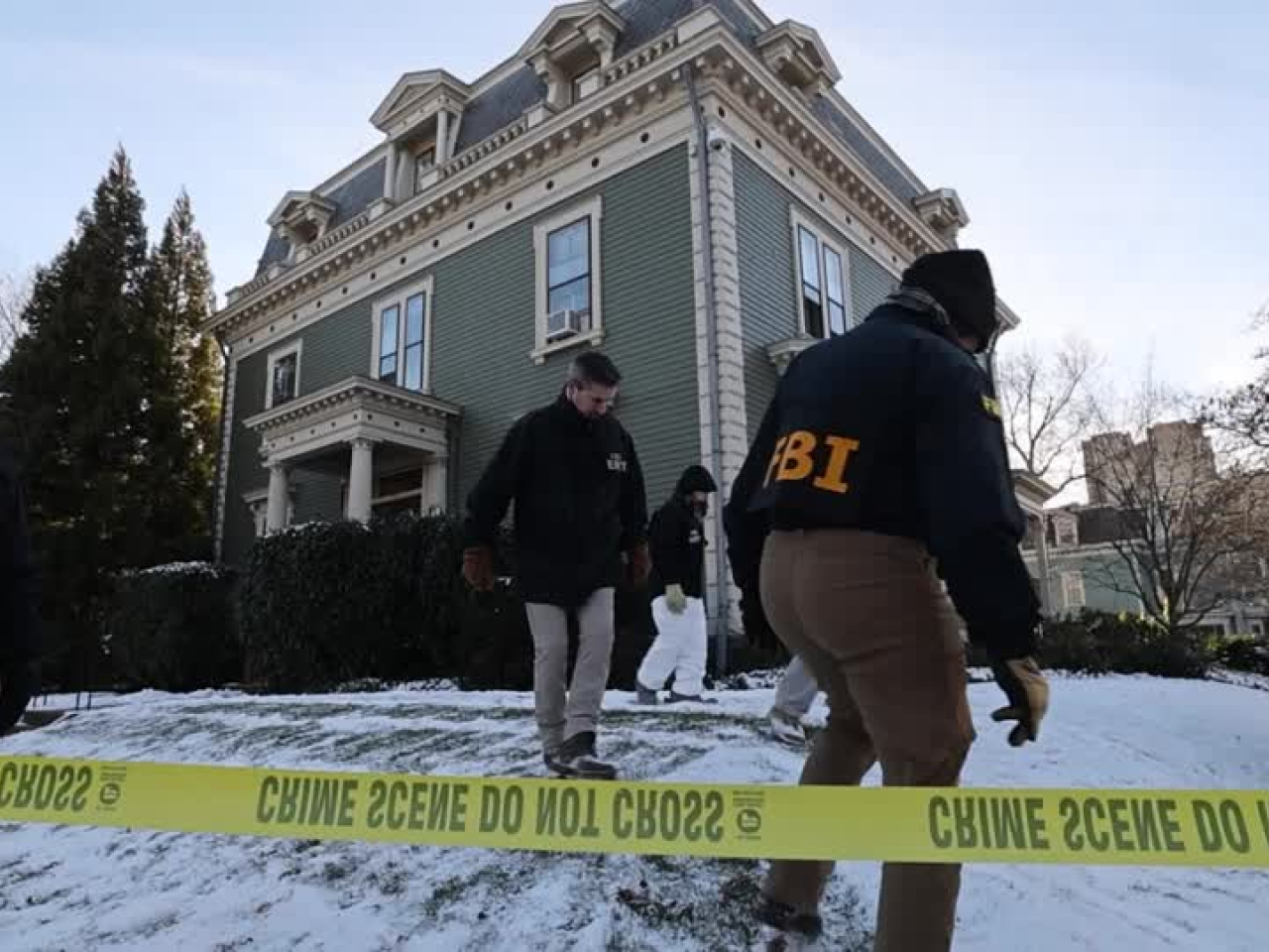 當局繼續搜捕槍擊案疑兇。(路透社)