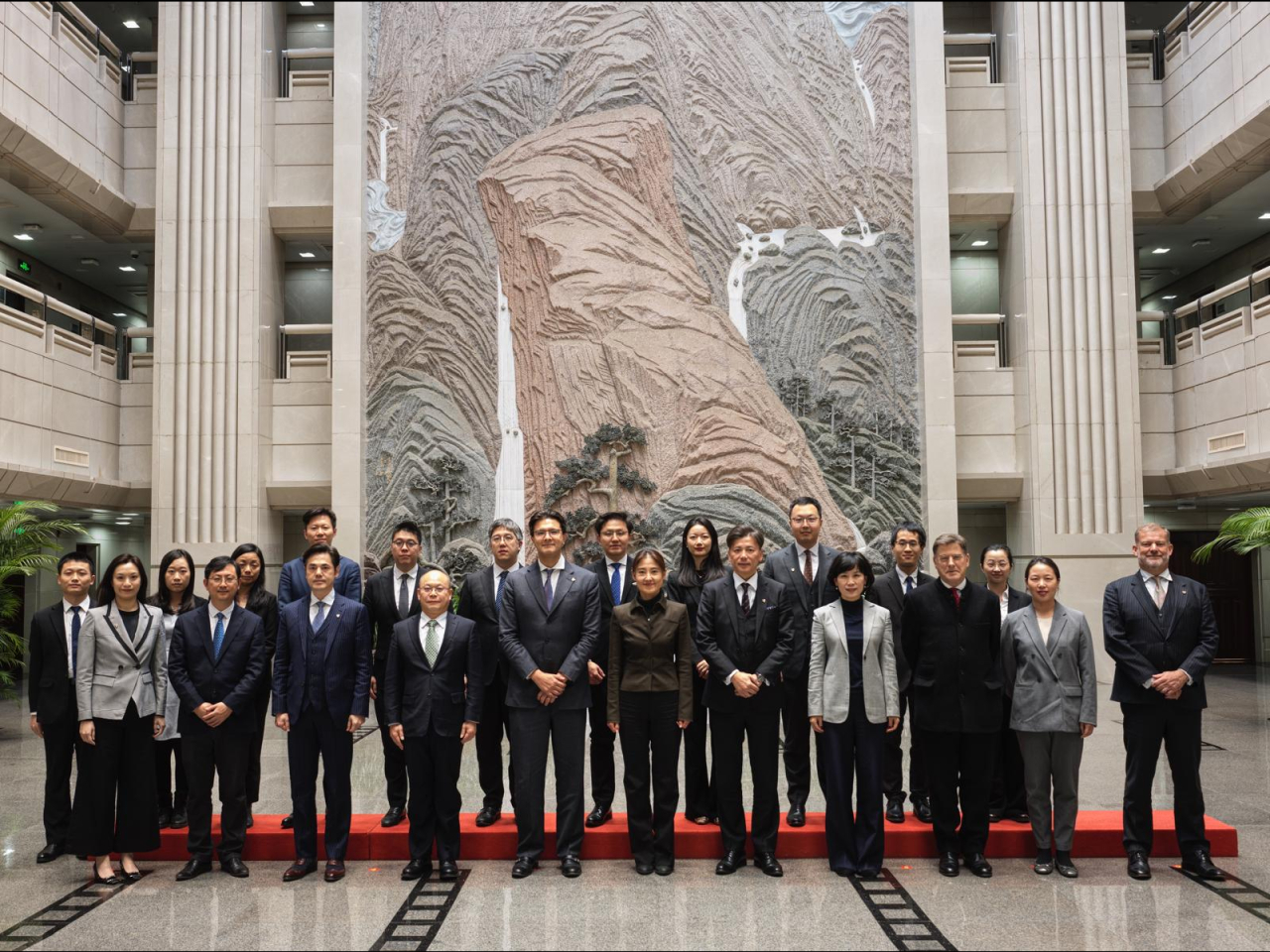 香港大律師公會訪京團與最高人民法院副院長高曉力（前排左六）合照。（前排左五）公會主席毛樂禮資深大律師、（前排右五）公會副主席許紹鼎資深大律師。（香港大律師公會）