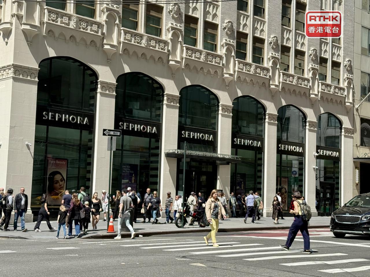 美國10月零售銷售按月零增長，低過市場預期的0.1%升幅。（港台圖片）