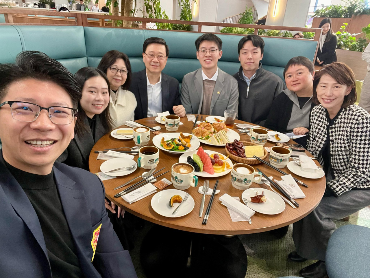 李家超今早離開北京前，與在當地讀書或工作的香港青年共晉早餐。（李家超社交網站圖片）
